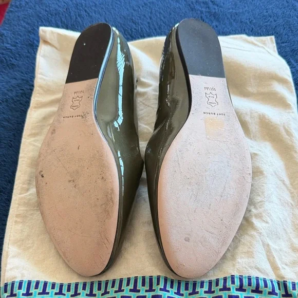 Tory Burch Olive Green Patent Leather Logo Flats - Picture 2 of 4